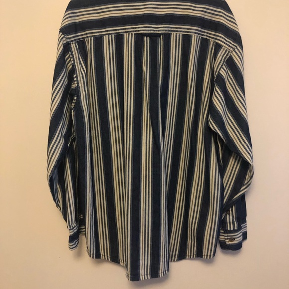 A button up shirt - Picture 4 of 4